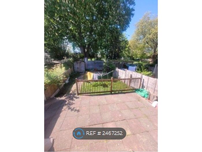 2 Bedroom Flat To Rent In Westwood Road, Seven Kings, IG3