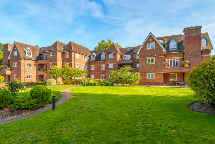 3 Bedroom Flat To Rent In Churchfields Avenue, Weybridge, Surrey, KT13