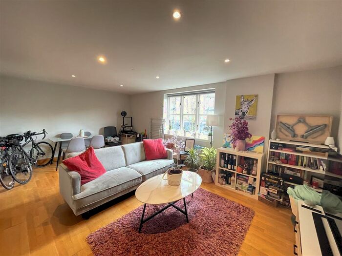 2 Bedroom Flat To Rent In Kingsley Mews, Wapping Lane, Wapping, E1W