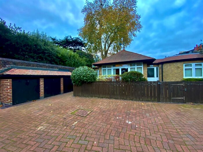 3 Bedroom Apartment To Rent In White Hart Lane, London, SW13