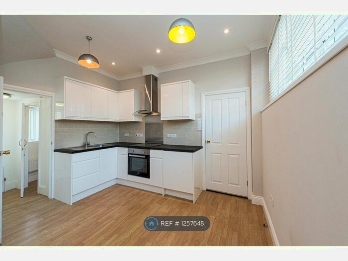 1 Bedroom Flat To Rent In The Crescent, Leatherhead KT22