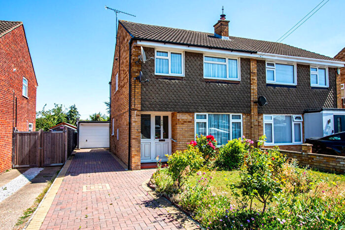 3 Bedroom Semi-Detached House For Sale In Grangeway, Rushden, NN10