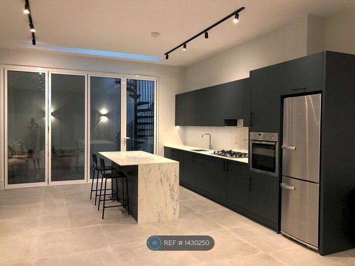 2 Bedroom Flat To Rent In Putney, London, SW15