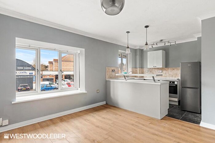 2 Bedroom Flat For Sale In High Road, Broxbourne, EN10