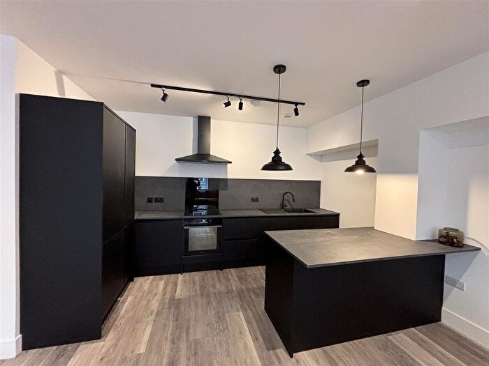 2 Bedroom Property To Rent In Stamford Street, Ashton-Under-Lyne, OL6