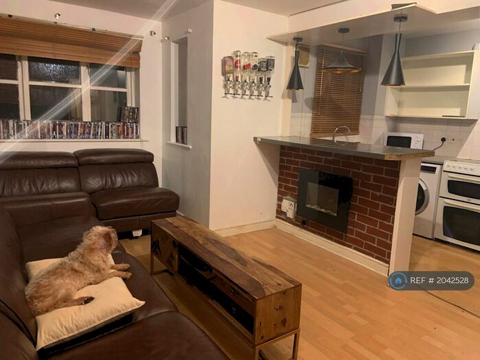 1 Bedroom Flat To Rent In Philips Close, Carshalton, SM5