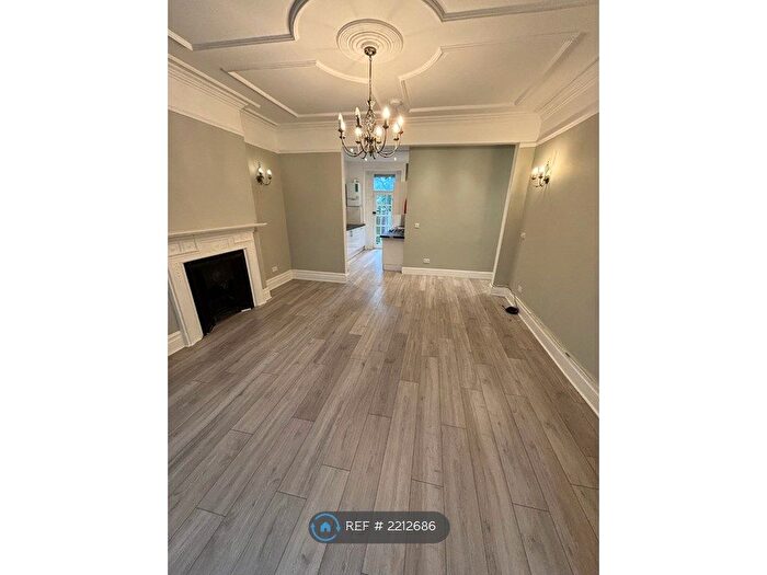 3 Bedroom Flat To Rent In Wolverton Mansions Uxbridge Road, London, W5