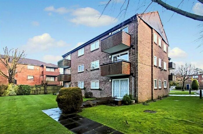 2 Bedroom Flat To Rent In Grandfield Avenue, Watford, WD17