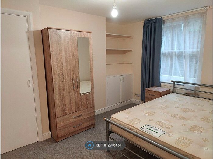 1 Bedroom Flat To Rent In Thornfield Road, London, W12