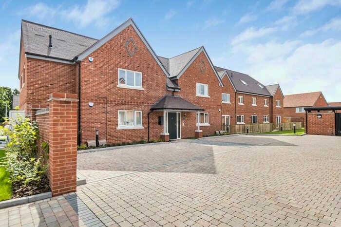 2 Bedroom Apartment For Sale In Flat C, Lansdowne View, Tilehurst, Reading, RG31