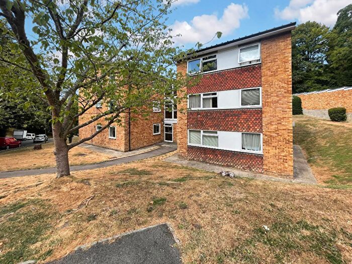 2 Bedroom Flat For Sale In Hillside Road, Whyteleafe, Surrey, CR3