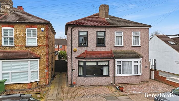 3 Bedroom Semi Detached House For Sale In Essex Road, Romford, RM7