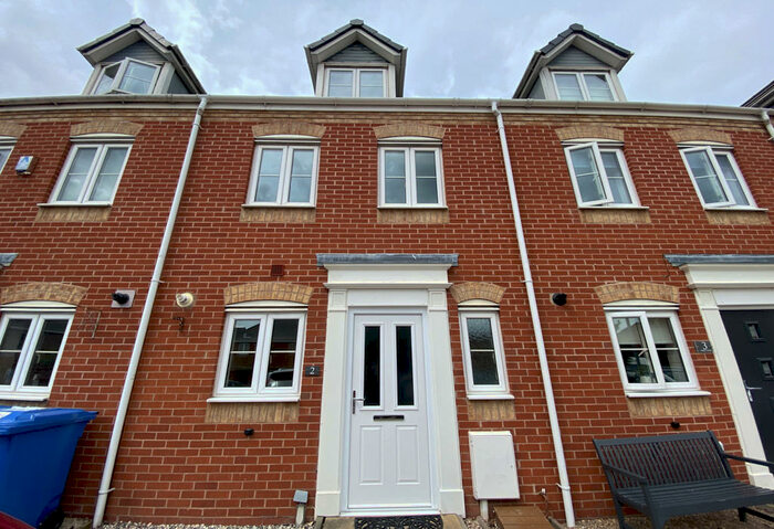 3 Bedroom Town House To Rent In Perry Close, Tamworth, Staffordshire, B79