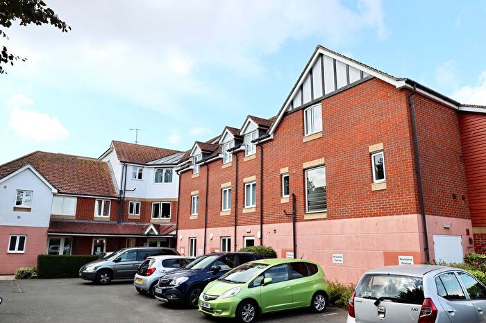 2 Bedroom Flat For Sale In Wealdhurst Park, Broadstairs, CT10