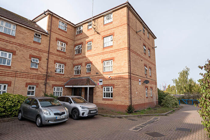 2 Bedroom Flat To Rent In Bluebell Way, Ilford, IG1