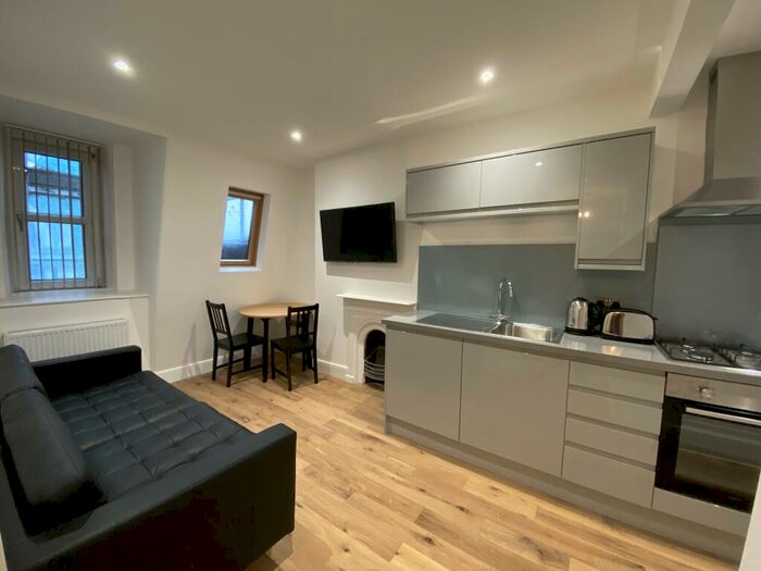 2 Bedroom Flat To Rent In Mutley Plain, Plymouth, PL4