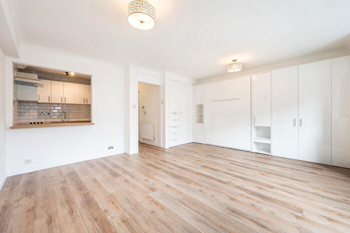 Flat To Rent In Marlyn Lodge, Portsoken Street, E1
