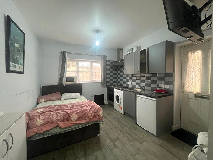 Studio To Rent In Great South West Road, Hounslow, TW4
