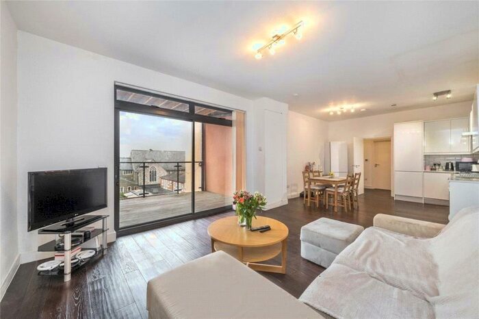 3 Bedroom Apartment To Rent In Ballards Lane, Finchley, N12