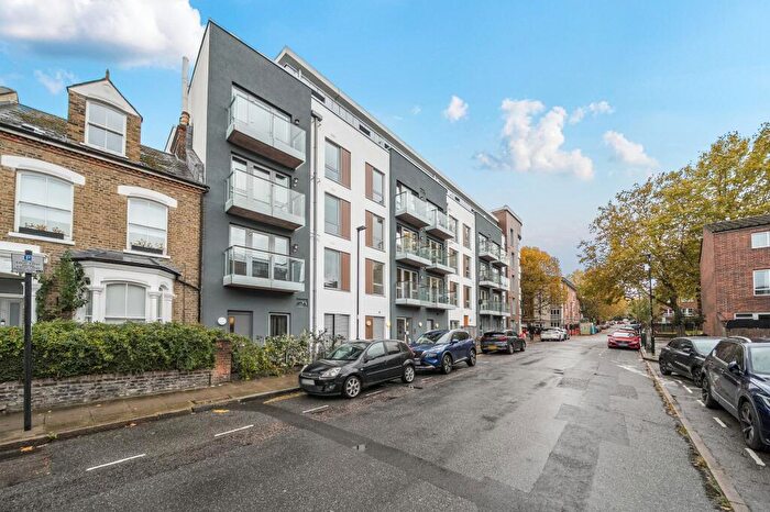 2 Bedroom Flat For Sale In Elthorne Road, Kinver House, N19