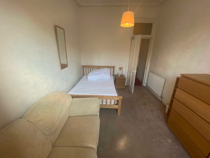 3 Bedroom Flat To Rent In Parkside Terrace, Newington, Edinburgh, EH16