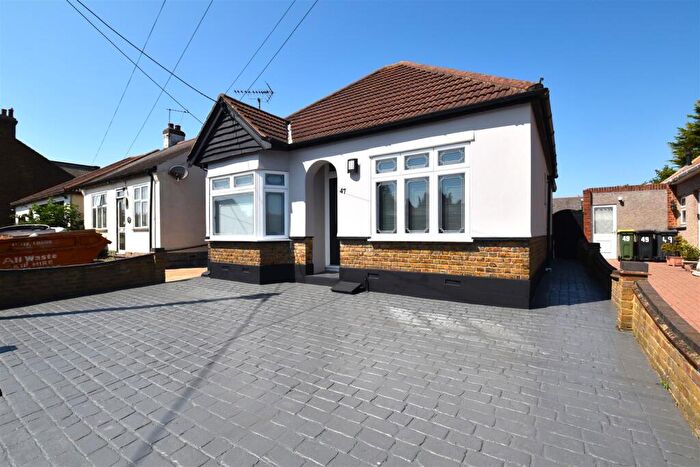 3 Bedroom Detached Bungalow For Sale In Queen Elizabeth Chase, Rochford, SS4