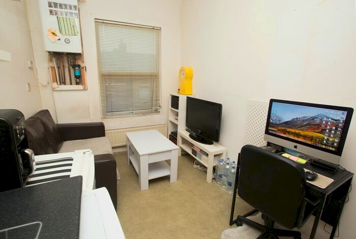 Studio To Rent In West Green Road, London N15