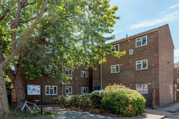 3 Bedroom Flat To Rent In Brierly Gardens, London, E2