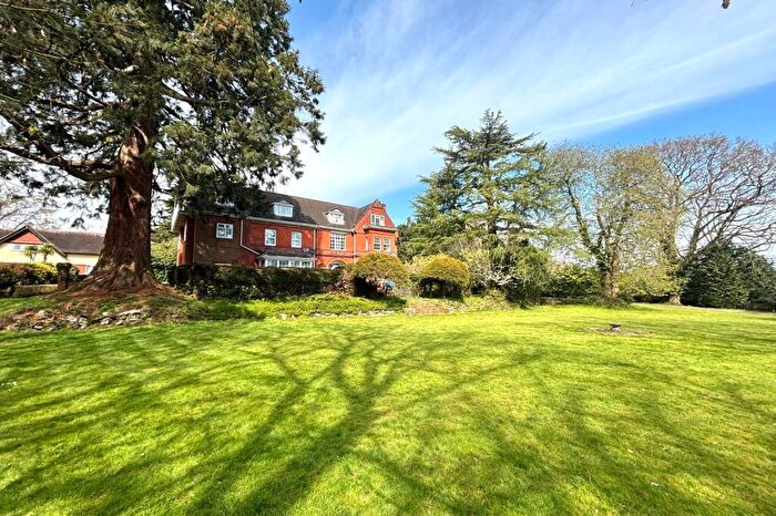 2 Bedroom Flat For Sale In Lower Hale, Farnham, Surrey, GU9