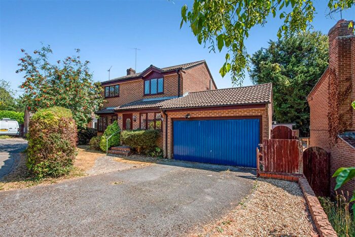 4 Bedroom Detached House For Sale In Juniper Road, Horndean, PO8