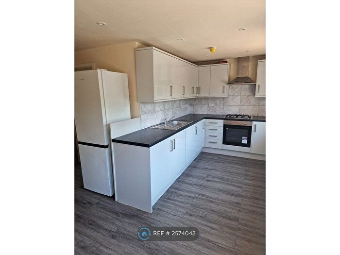 3 Bedroom Flat To Rent In Forris Avenue, Hayes, UB3