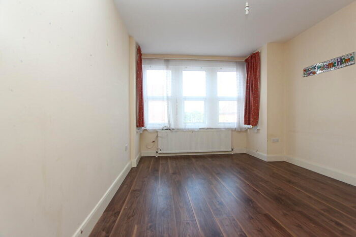 3 Bedroom Apartment To Rent In Pinner View, Harrow, HA1