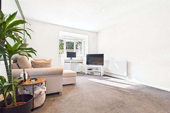 1 Bedroom Apartment For Sale In Ashmere Close, Calcot, Reading, Berkshire, RG31