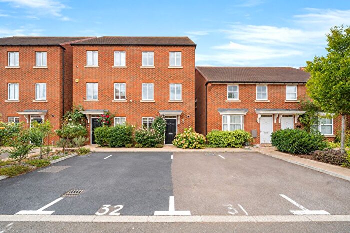 4 Bedroom Semi-Detached House For Sale In Hoadley End, Castle Hill, Ebbsfleet Valley, Swanscombe, Kent, DA10