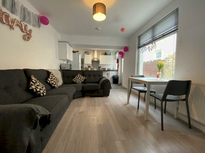 5 Bedroom Terraced House To Rent In Mackintosh Place, Roath, CF24