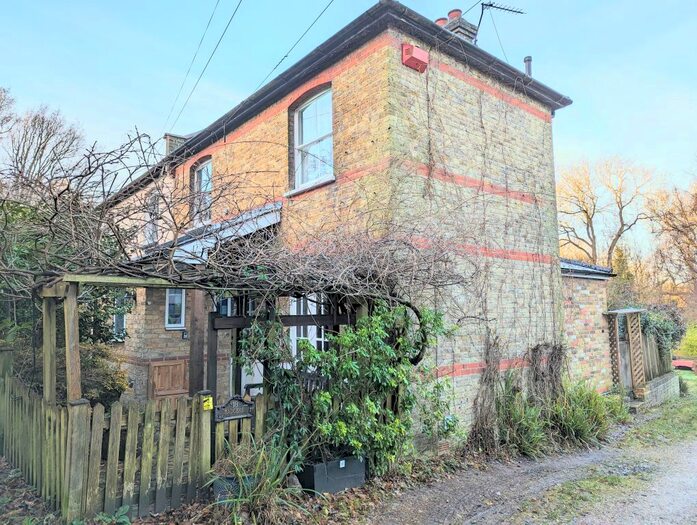 2 Bedroom Country House To Rent In Badgers Hole, Croydon, CR0