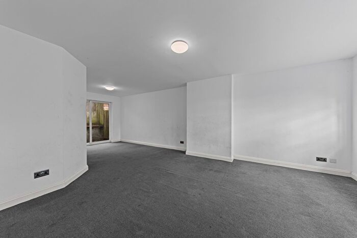 3 Bedroom Detached House For Sale In West Street, Raunds, NN9