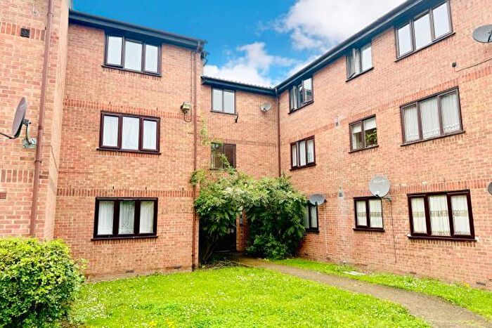 2 Bedroom Flat To Rent In Avenue Road, Romford, RM6