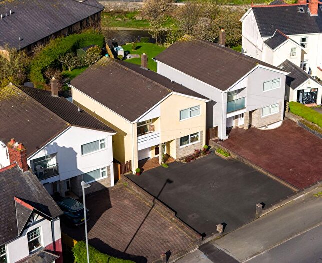 4 Bedroom Detached House For Sale In Penparcau Road, Trefechan, SY23