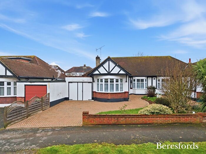 3 Bedroom Bungalow For Sale In Acacia Drive, Upminster, RM14