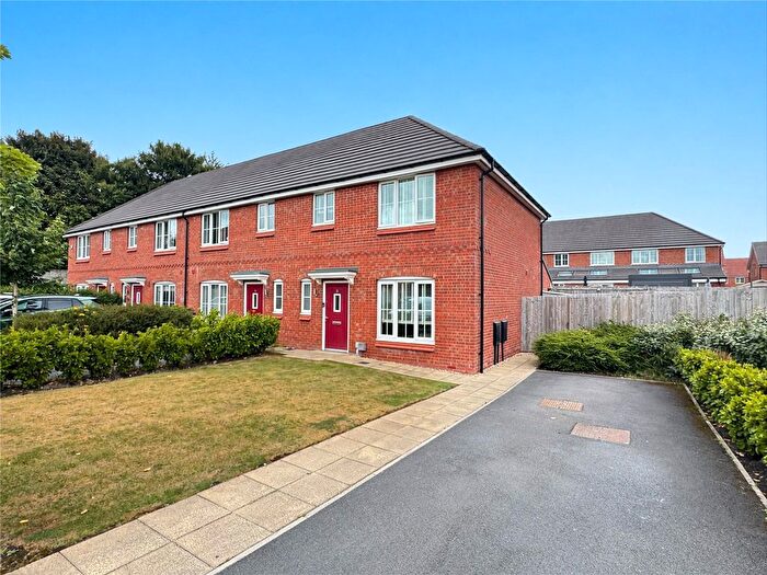 3 Bedroom End Terrace House For Sale In Park Close, Royton, Oldham, Greater Manchester, OL2