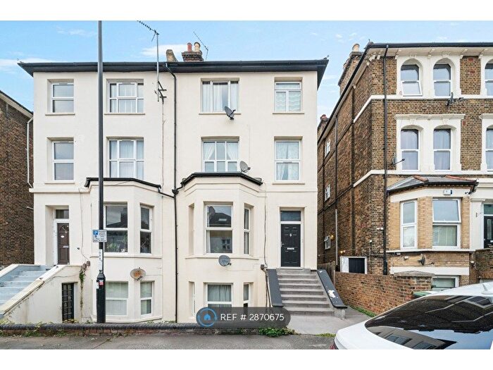 2 Bedroom Flat To Rent In Limes Grove, London, SE13