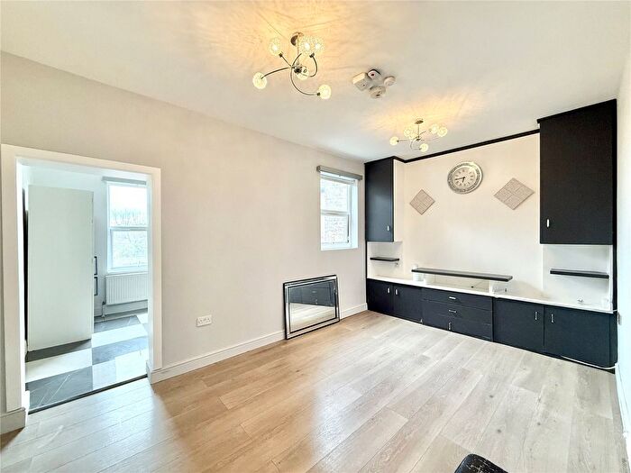 3 Bedroom Flat To Rent In Northfield Avenue, London, W13