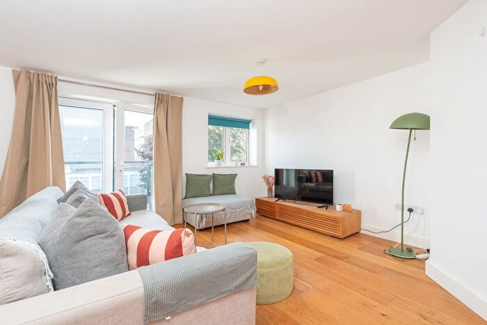 2 Bedroom Flat To Rent In Stane Grove, London, SW9
