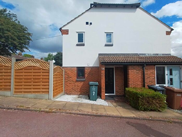 2 Bedroom Maisonette To Rent In Bevans Close, Greenhithe, DA9