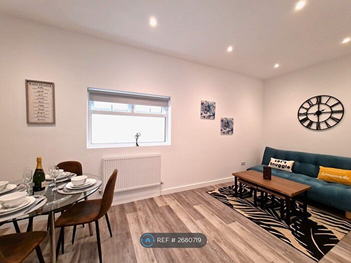 2 Bedroom Maisonette To Rent In High Street, Cheltenham, GL50