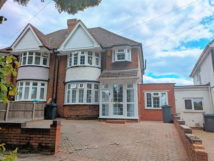 3 Bedroom Semi-Detached House For Sale In Old Farm Road, Birmingham, B33