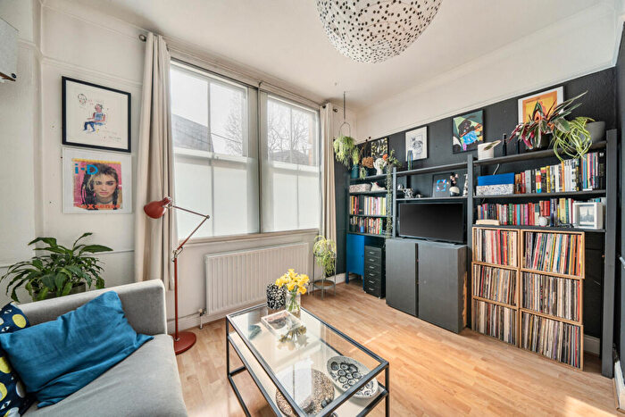 1 Bedroom Apartment For Sale In Southampton Way, London, SE5