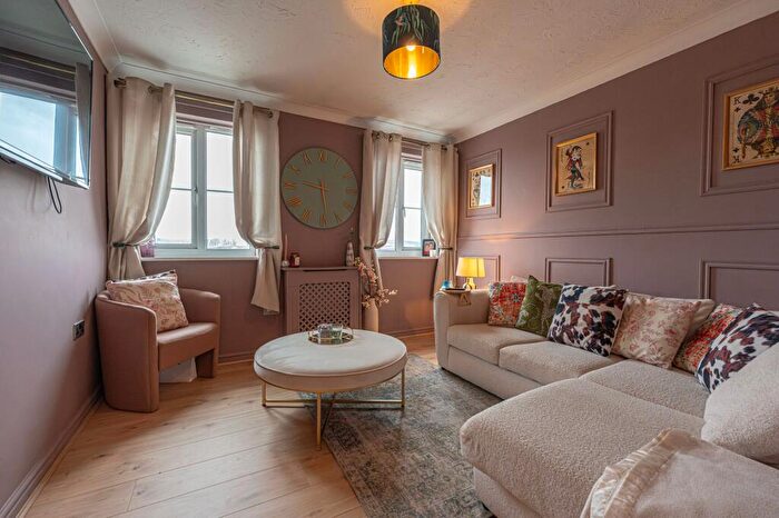 2 Bedroom Flat For Sale In Cwrt Boston, Cardiff, CF24