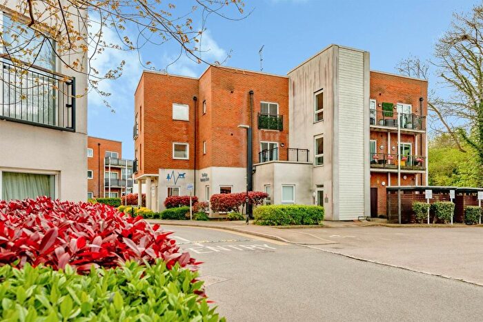 2 Bedroom Apartment For Sale In Thornton Side, Redhill, RH1